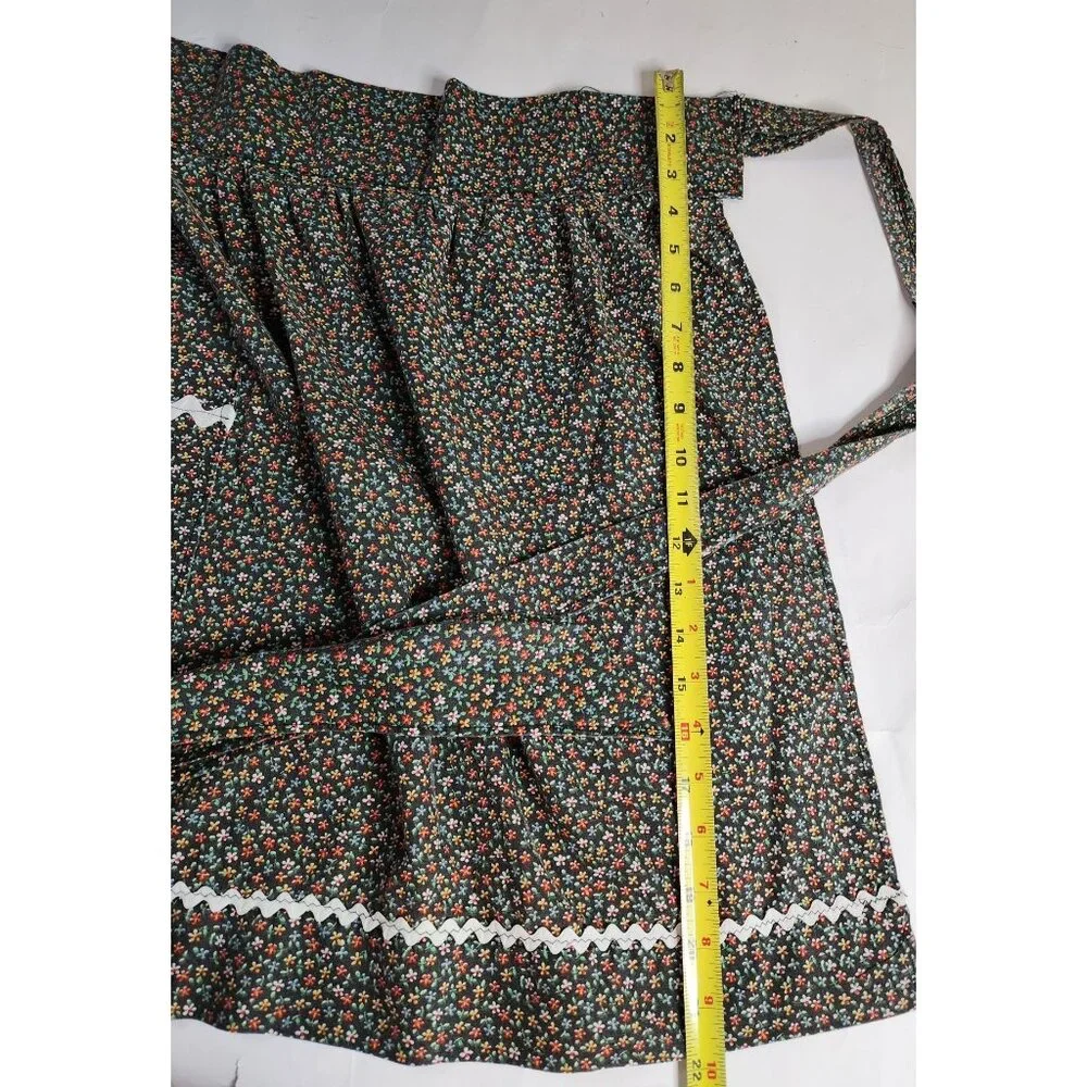 Apron Floral Pocket Rickrack Trim cottagecore grannycore Vtg country kitchen